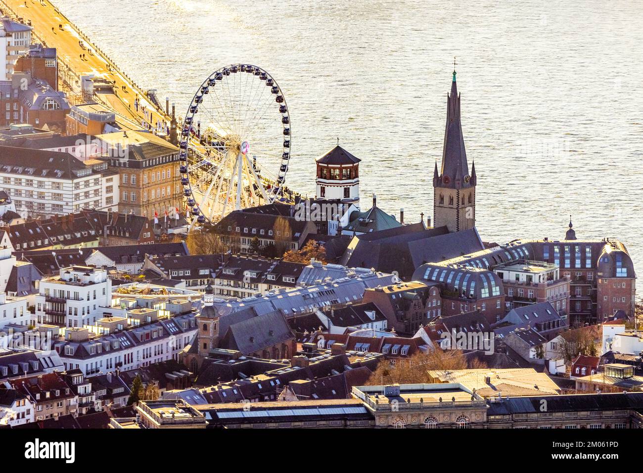Vista aerea, ruota panoramica a Burgplatz a Natale nel centro storico di Düsseldorf, Renania settentrionale-Vestfalia, Germania, Worshi Foto Stock