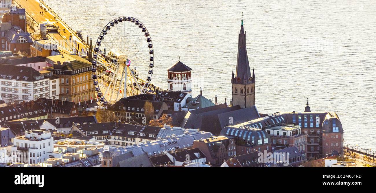 Vista aerea, ruota panoramica a Burgplatz a Natale nel centro storico di Düsseldorf, Renania settentrionale-Vestfalia, Germania, Worshi Foto Stock