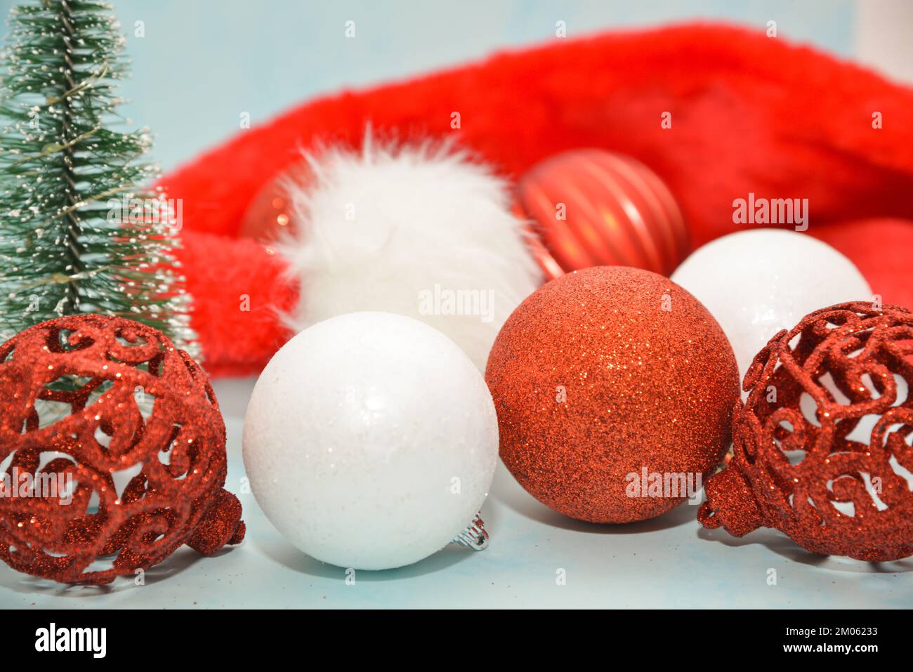 Decorazioni natalizie su sfondo azzurro, piatto. Spazio per il testo Foto Stock