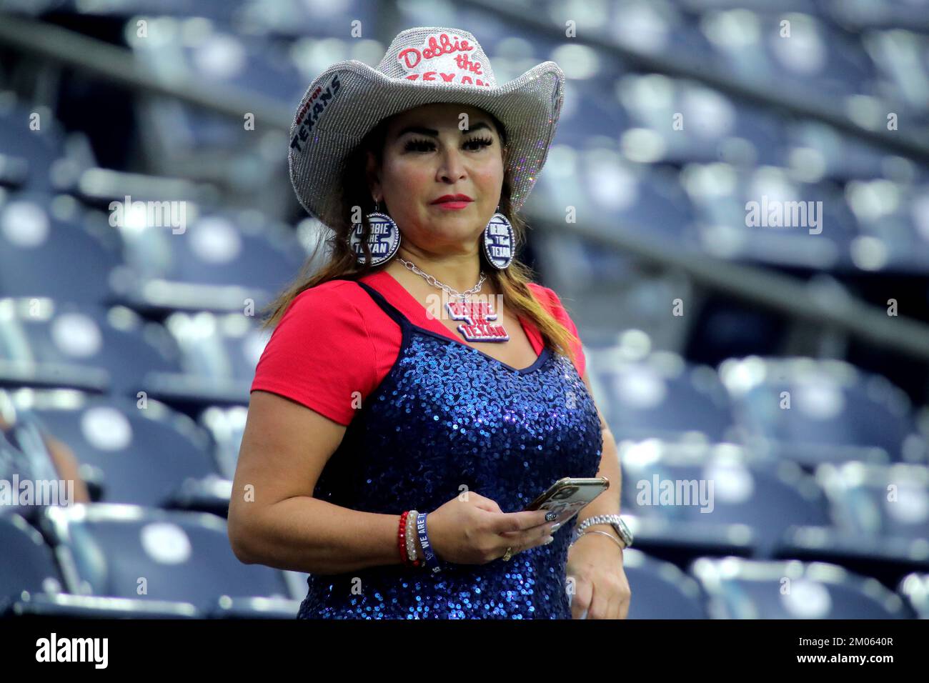 Houston, Texas, Stati Uniti. 4th Dec, 2022. Un fan di Houston Texans guarda i riscaldamenti pre-partita prima della partita tra gli Houston Texans e i Cleveland Browns al NRG Stadium di Houston, Texas, il 4 dicembre 2022. (Credit Image: © Erik Williams/ZUMA Press Wire) Credit: ZUMA Press, Inc./Alamy Live News Foto Stock