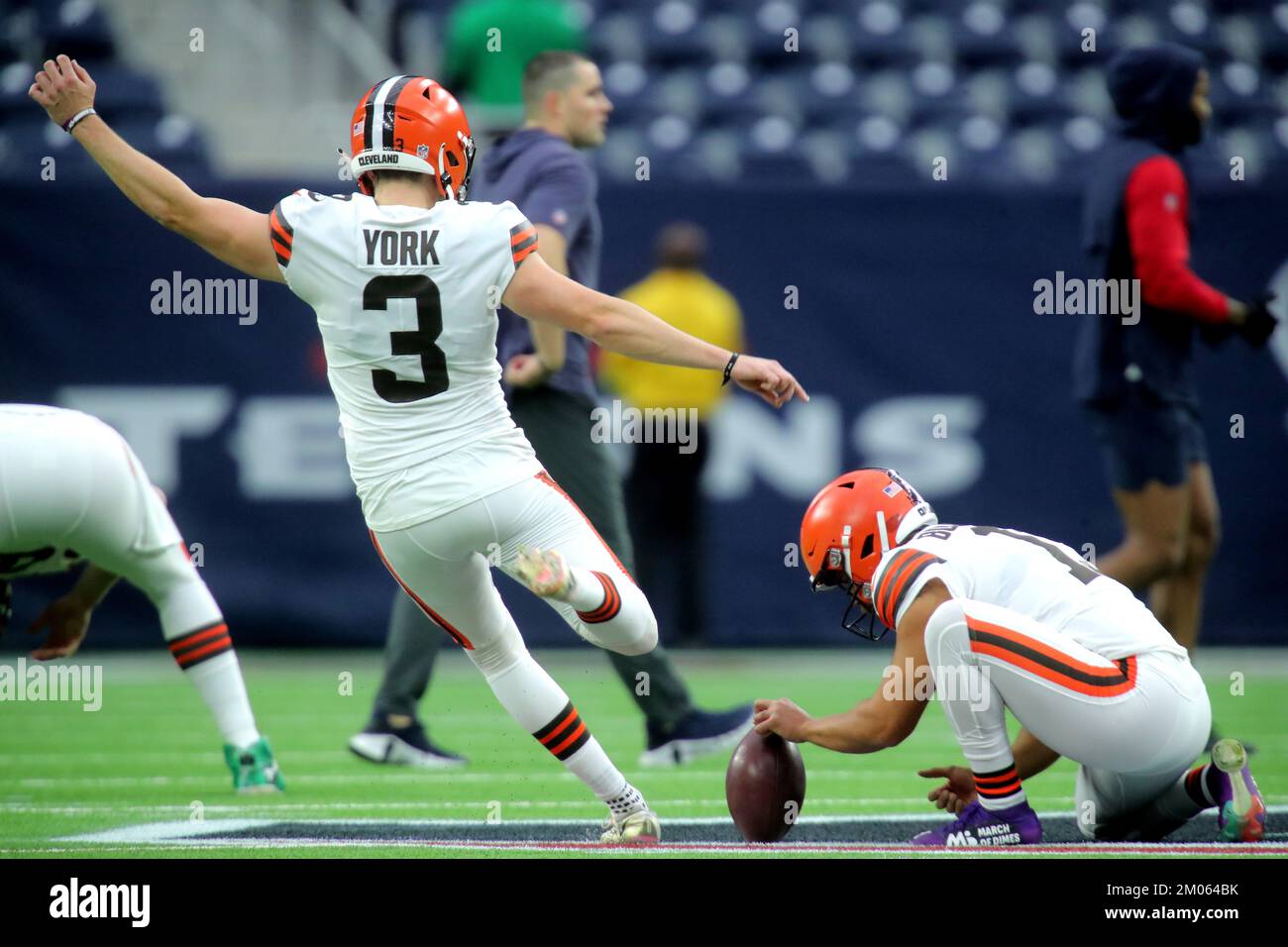 Houston, Texas, Stati Uniti. 4th Dec, 2022. Cleveland Browns Place Kicker Cade York (3) calcia un gol di campo nei riscaldamenti pre-partita prima della partita tra gli Houston Texans e i Cleveland Browns al NRG Stadium di Houston, Texas, il 4 dicembre 2022. (Credit Image: © Erik Williams/ZUMA Press Wire) Credit: ZUMA Press, Inc./Alamy Live News Foto Stock