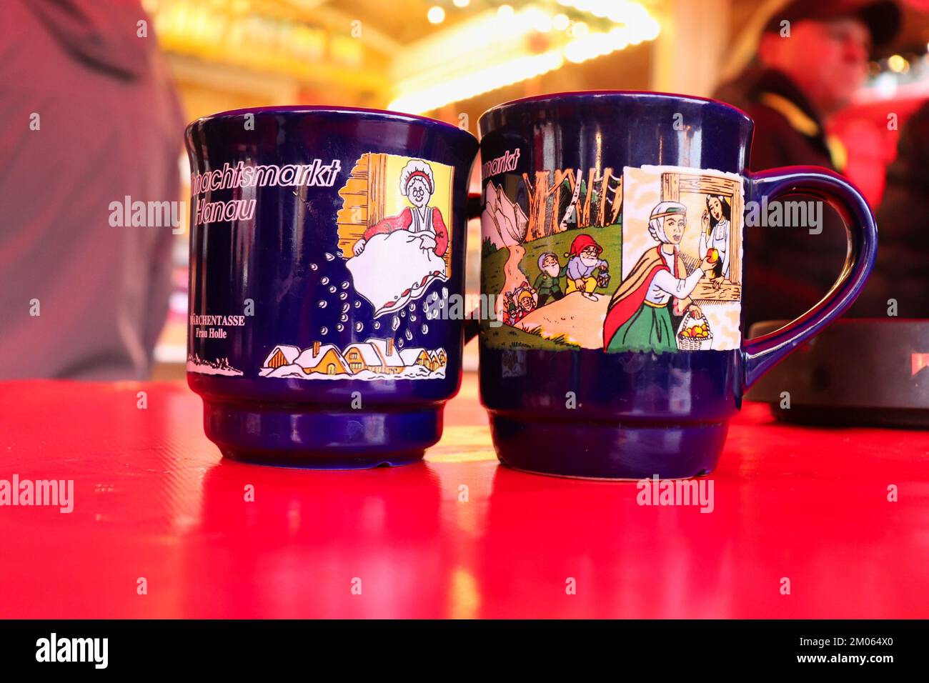 Hanau, Germania - 15 dicembre 2019: Tazze per bevande calde come Gluhwein e kinderpunsch al mercato di Natale di Hanau, Germania. Foto Stock