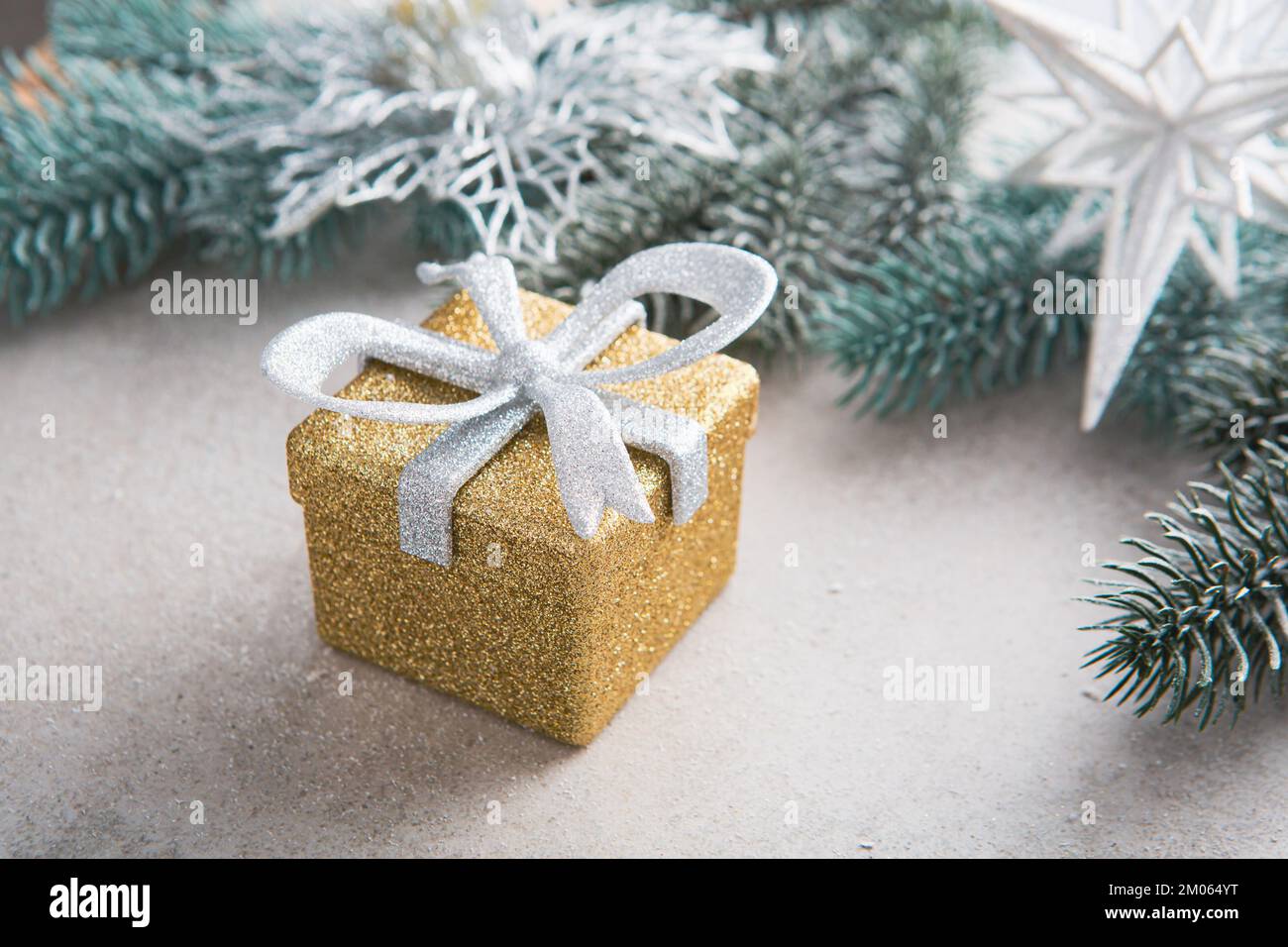 Composizione per le vacanze invernali con confezione regalo decorativa e decorazioni Foto Stock