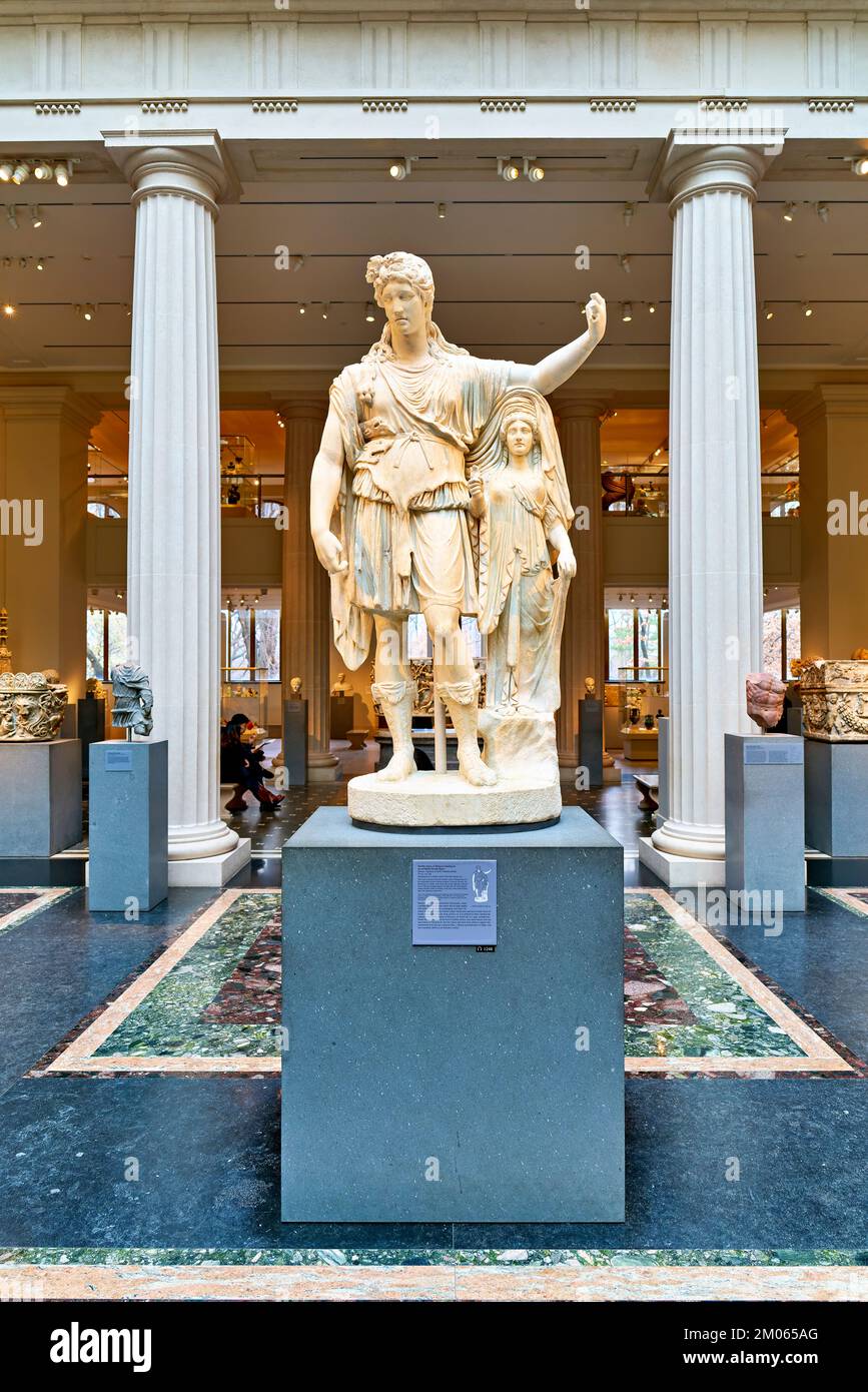 New York. Manhattan. Stati Uniti. Il Metropolitan Museum of Art Statua marmorea di Dioniso appoggiata ad una figura arcaistica. Galleria greca e Romana Foto Stock