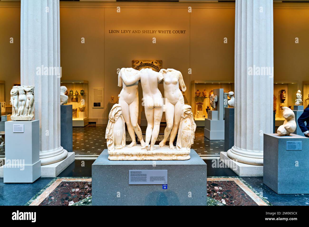 New York. Manhattan. Stati Uniti. Il Metropolitan Museum of Art Statua in marmo delle tre grazie. Gallerie greche e romane Foto Stock