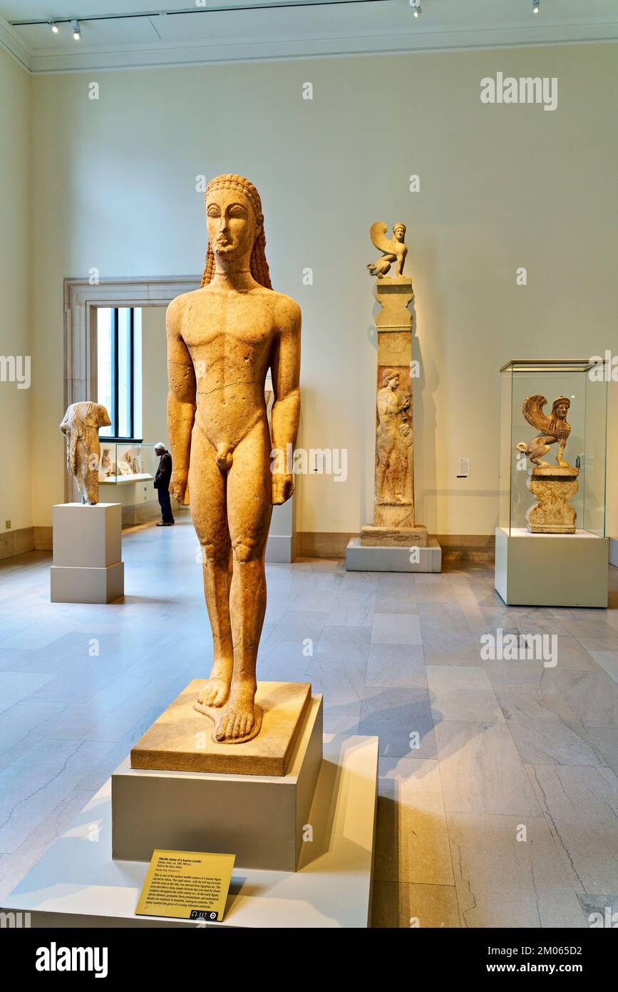 New York. Manhattan. Stati Uniti. Il Metropolitan Museum of Art Arte greca e romana Statua di marmo di un kouros (gioventù) Foto Stock
