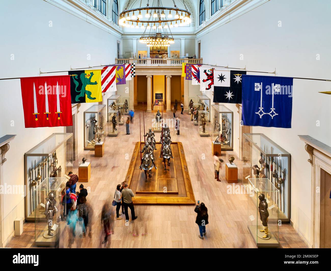 New York. Manhattan. Stati Uniti. Il Metropolitan Museum of Art Armi e armature, sala principale medioevale Foto Stock