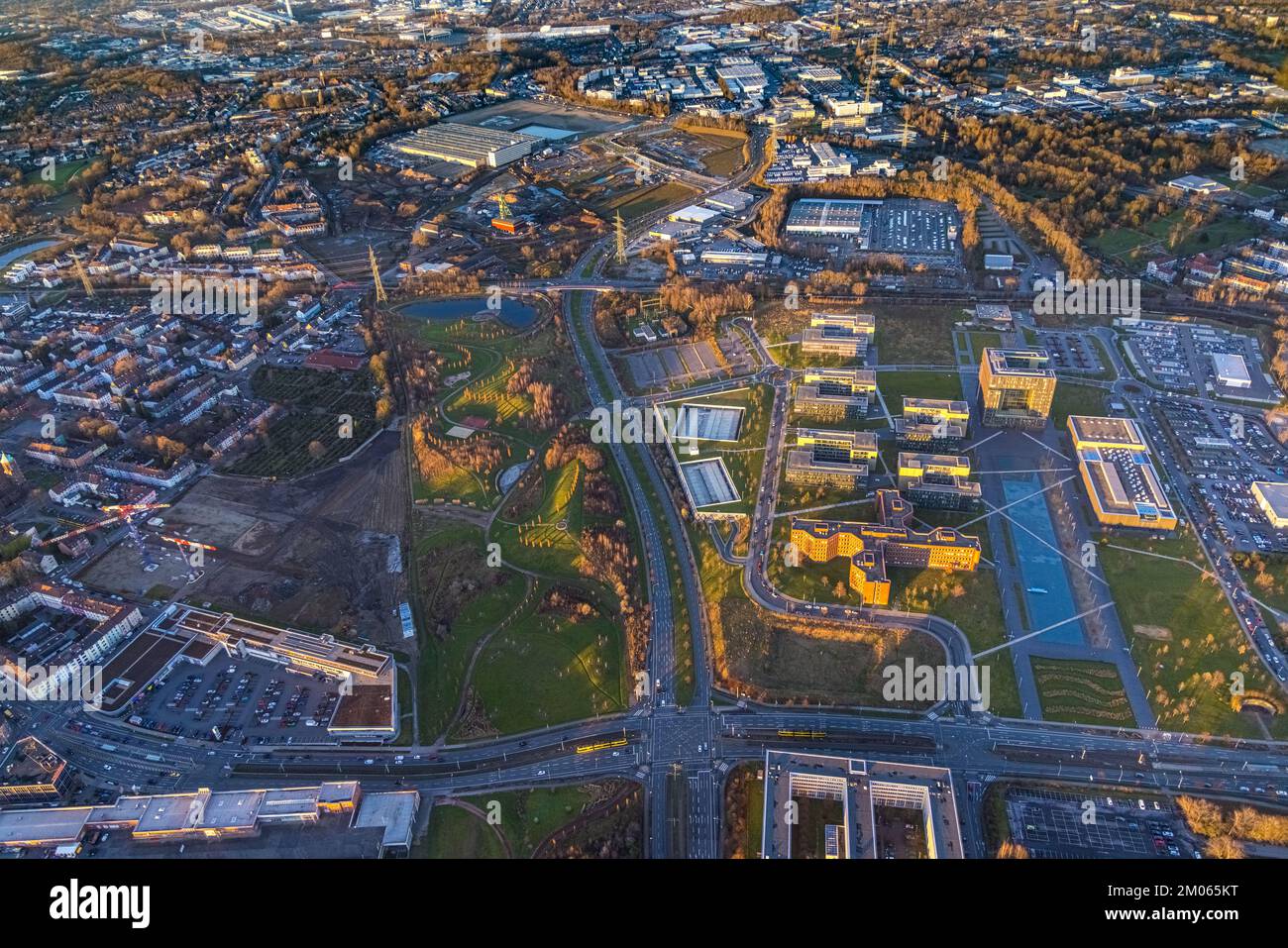 Vista aerea, sede centrale del quartiere thyssenkrupp e Krupp Park nel quartiere occidentale, Essen, zona della Ruhr, Renania settentrionale-Vestfalia, Germania, DE, Fo Foto Stock