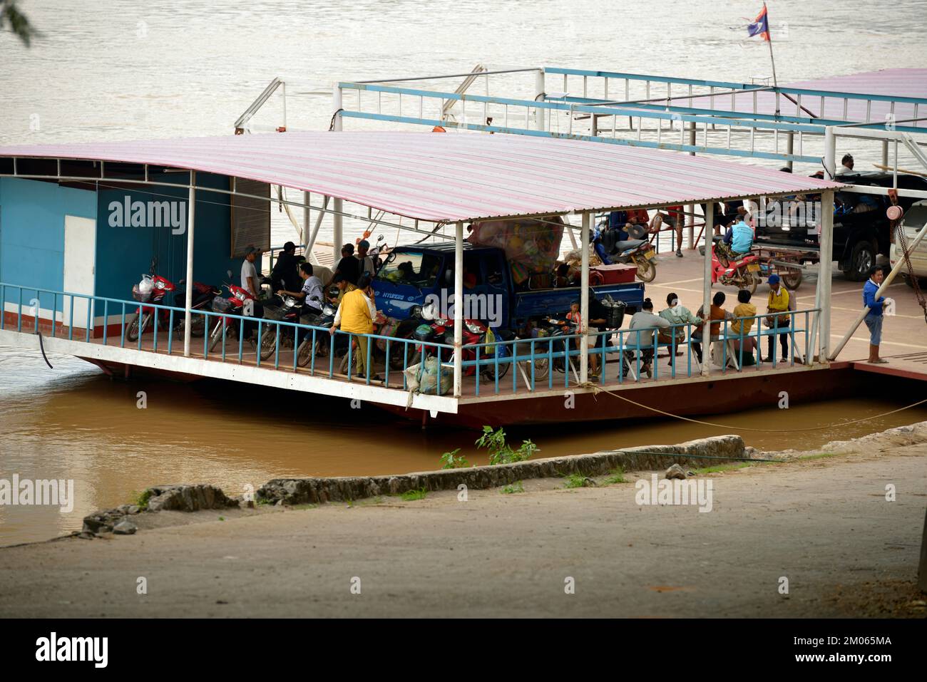 Un traghetto per passeggeri e veicoli sul Fiume Mekong a Luang Prabang, Laos. Foto Stock