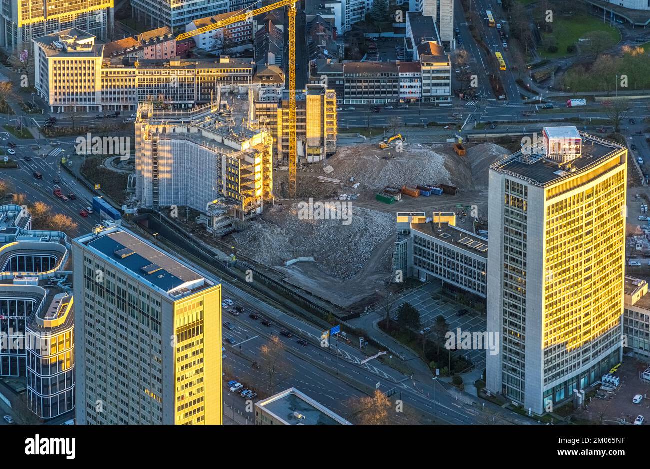 Vista aerea, demolizione Ypsilon edificio della RWE sede Essen a Huyssenallee, progettato nuovo edificio per uffici campus, nella luce serale in Th Foto Stock