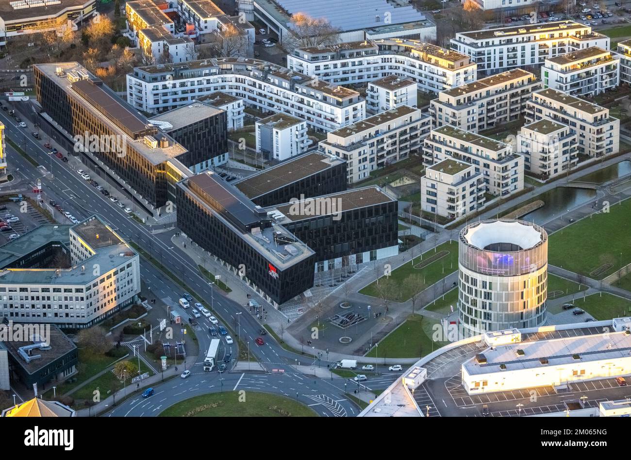 Veduta aerea, Funke Mediengruppe e Grüne Mitte alla luce della sera a Westviertel di Essen, nella regione della Ruhr, nella Renania settentrionale-Vestfalia, in Germania, DE, Cibo, Europa Foto Stock