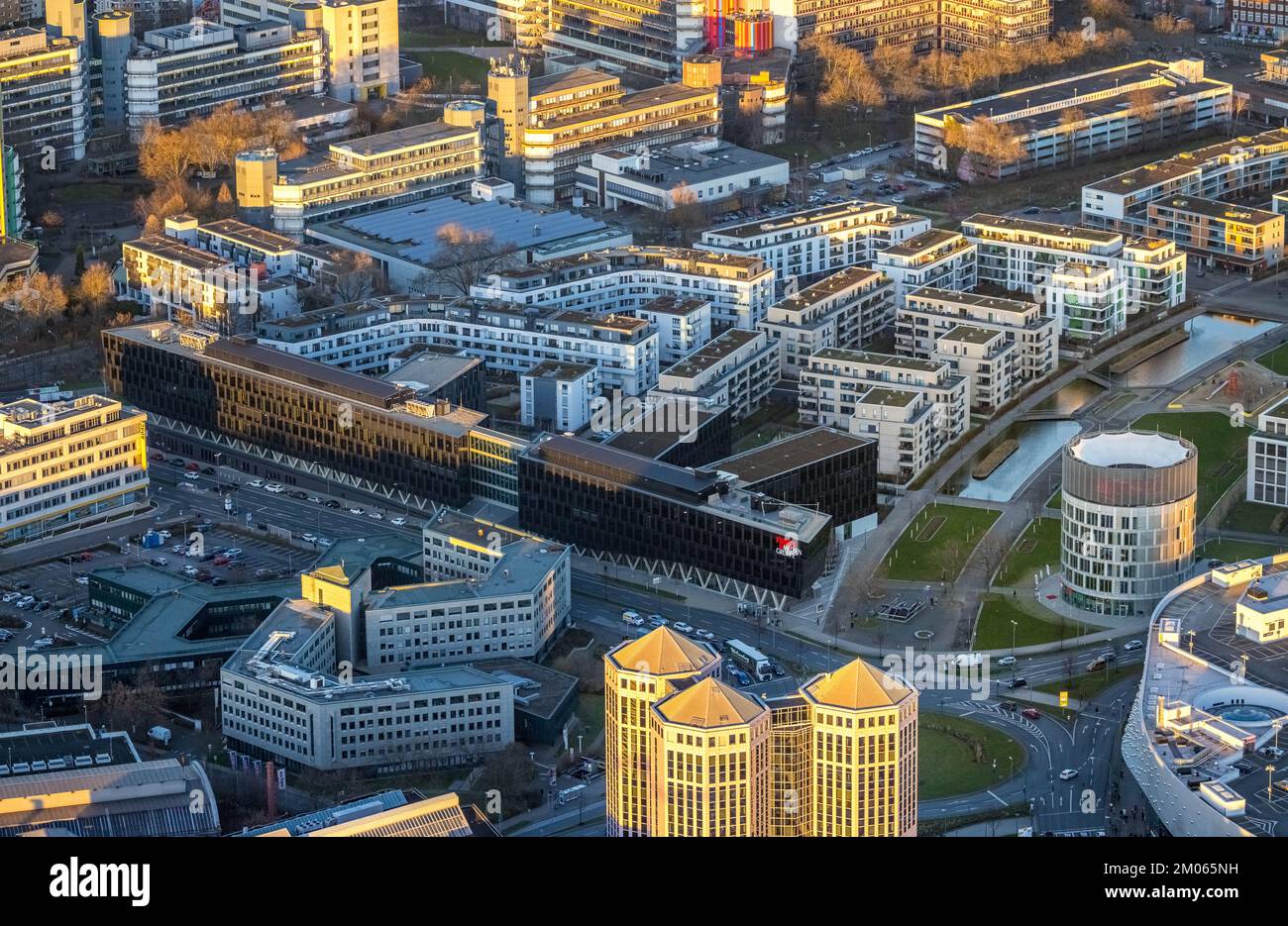 Veduta aerea, Funke Mediengruppe e Grüne Mitte alla luce della sera a Westviertel di Essen, nella regione della Ruhr, nella Renania settentrionale-Vestfalia, in Germania, DE, Cibo, Europa Foto Stock