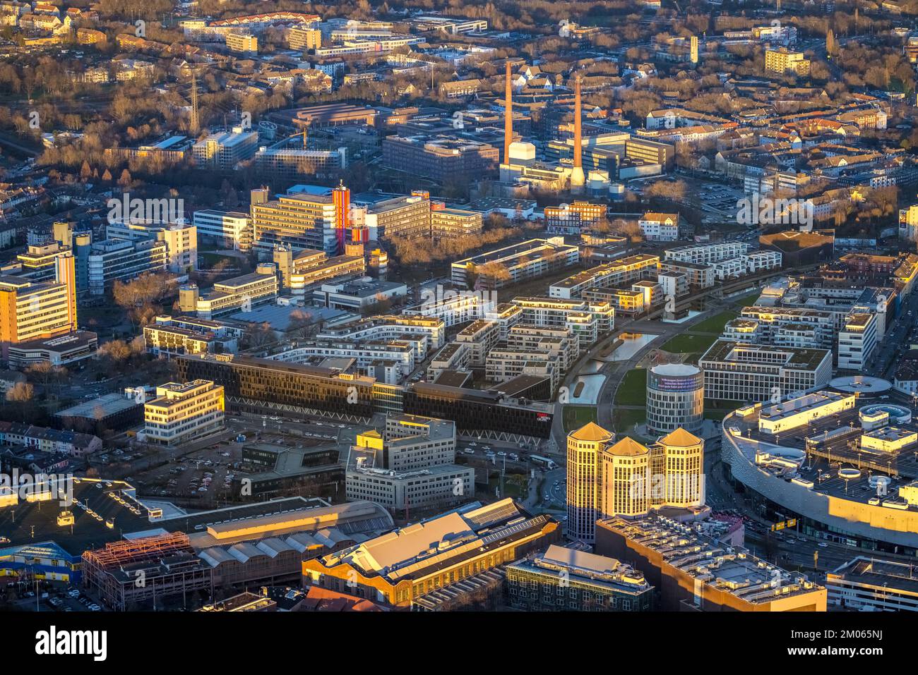 Veduta aerea, Funke Mediengruppe e Grüne Mitte e WST Weststadttürme alla luce della sera a Westviertel di Essen, nella regione della Ruhr, nella Renania settentrionale-Vestfalia, GE Foto Stock