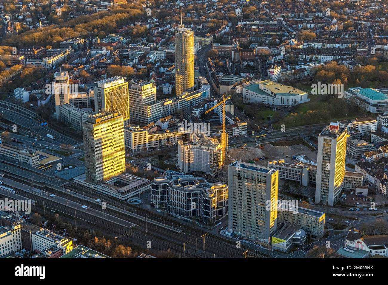 Vista aerea, demolizione Ypsilon edificio della RWE sede Essen a Huyssenallee, progettato nuovo edificio per uffici campus, nella luce serale in Th Foto Stock