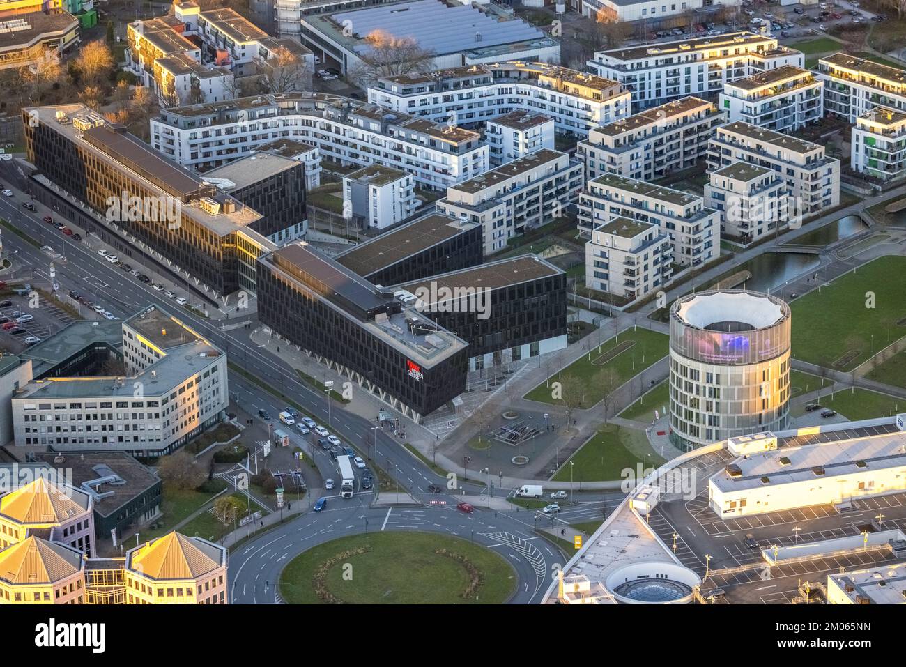 Veduta aerea, Funke Mediengruppe e Grüne Mitte alla luce della sera a Westviertel di Essen, nella regione della Ruhr, nella Renania settentrionale-Vestfalia, in Germania, DE, Cibo, Europa Foto Stock