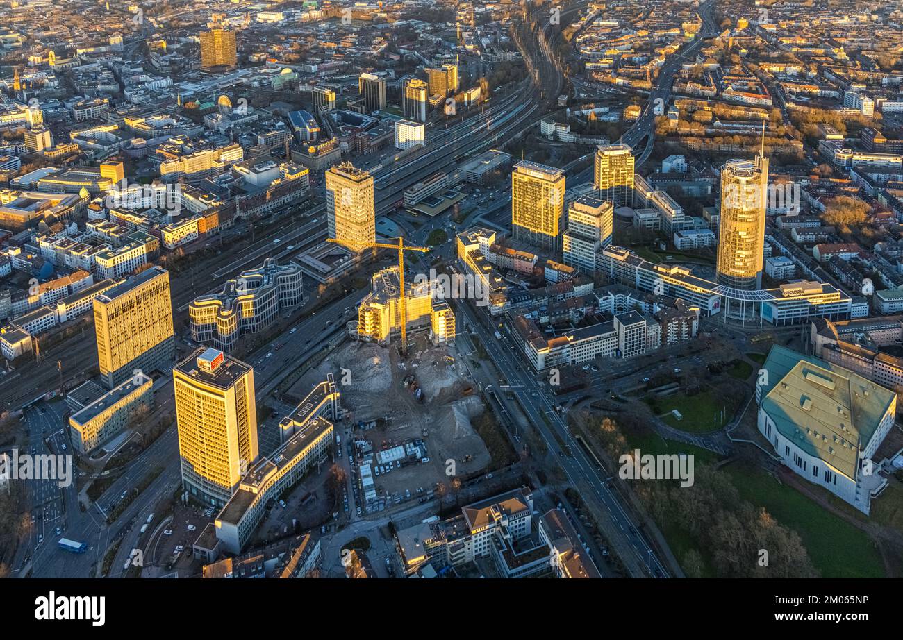 Vista aerea, demolizione Ypsilon edificio della RWE sede Essen a Huyssenallee, progettato nuovo edificio per uffici campus, nella luce serale in Th Foto Stock