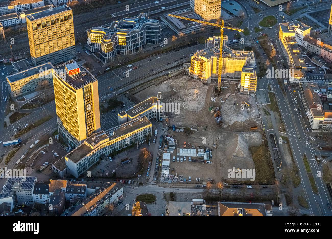 Vista aerea, demolizione Ypsilon edificio della RWE sede Essen a Huyssenallee, progettato nuovo edificio per uffici campus, nella luce serale in Th Foto Stock