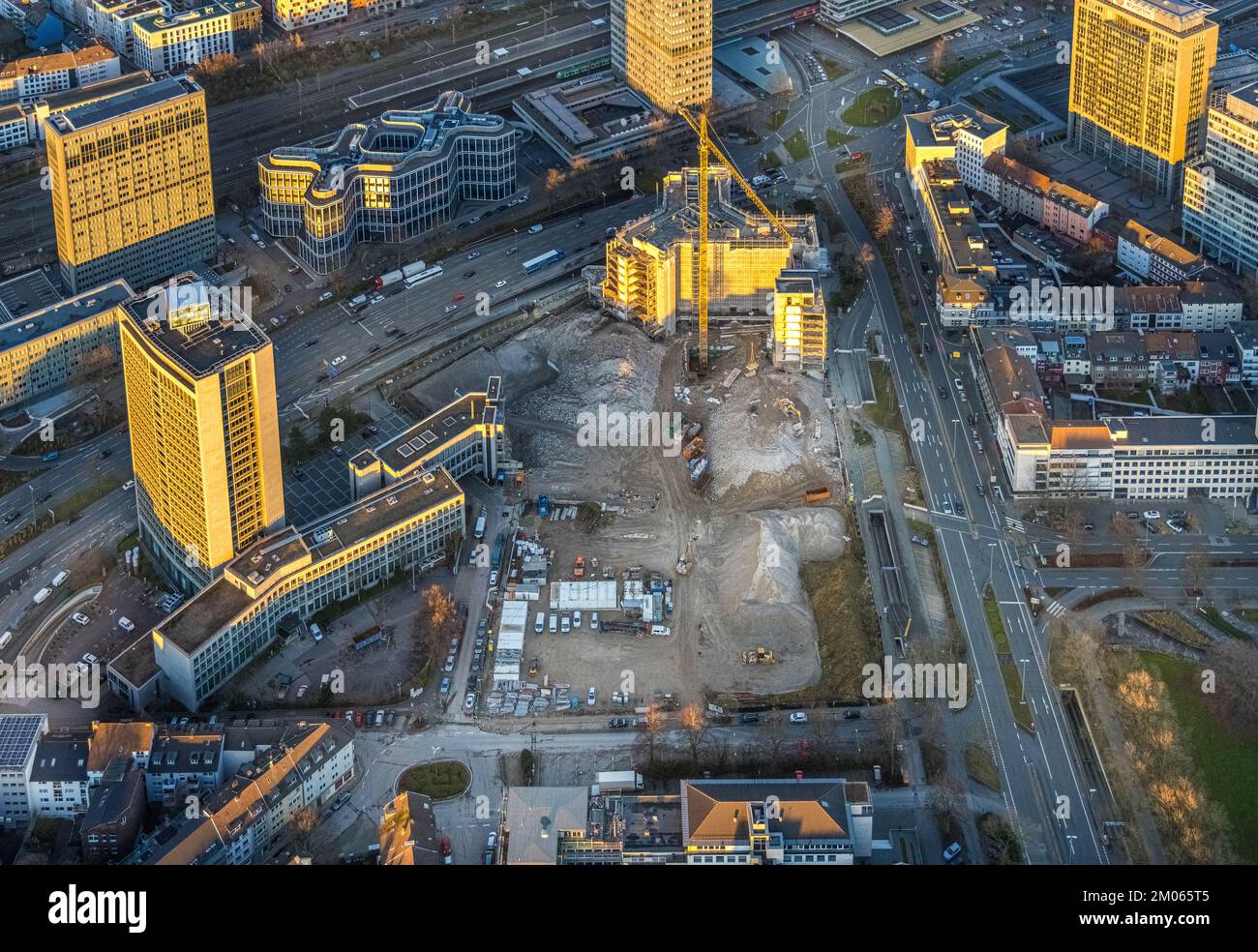 Vista aerea, demolizione Ypsilon edificio della RWE sede Essen a Huyssenallee, progettato nuovo edificio per uffici campus, nella luce serale in Th Foto Stock