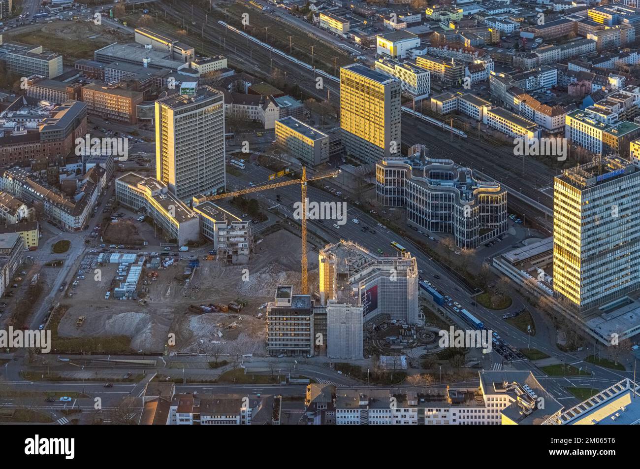 Vista aerea, demolizione Ypsilon edificio della RWE sede Essen a Huyssenallee, progettato nuovo edificio per uffici campus, nella luce serale in Th Foto Stock