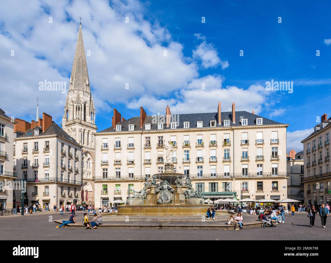 Place Royale è una piazza pedonale con una fontana monumentale a Nantes, Francia. Foto Stock
