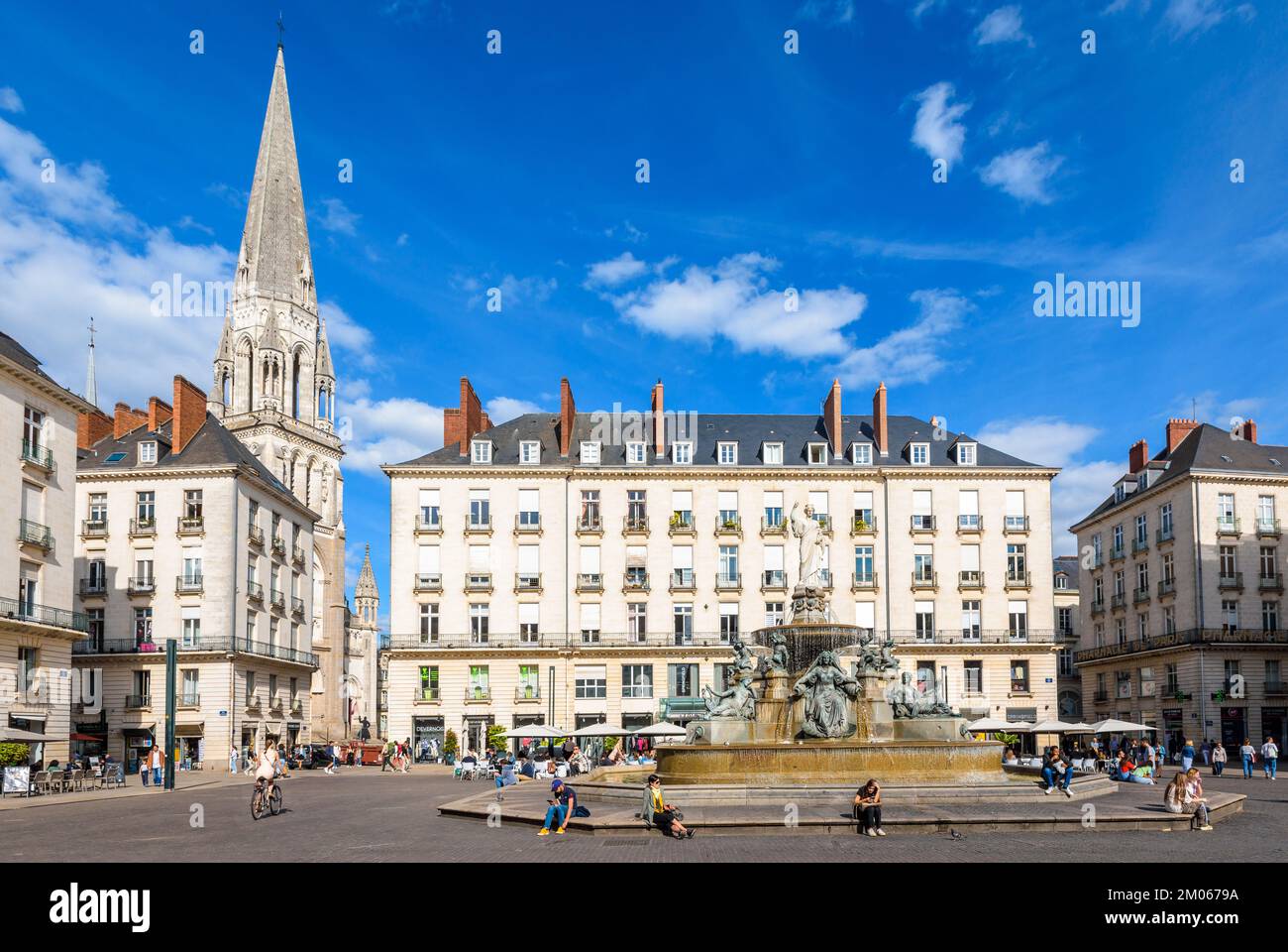 Place Royale è una piazza pedonale con una fontana monumentale a Nantes, Francia. Foto Stock