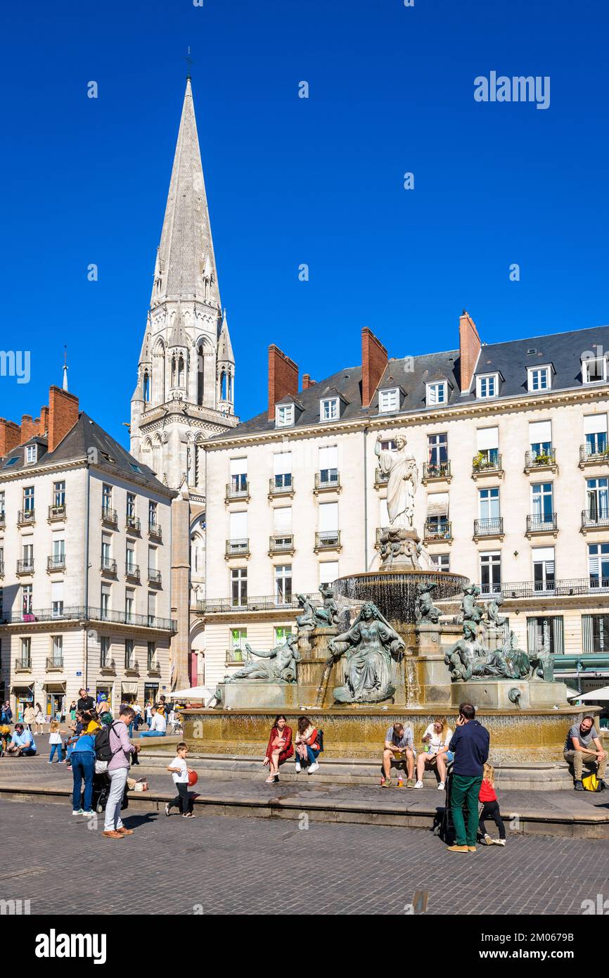 Place Royale è una piazza pedonale con una fontana monumentale a Nantes, Francia. Foto Stock