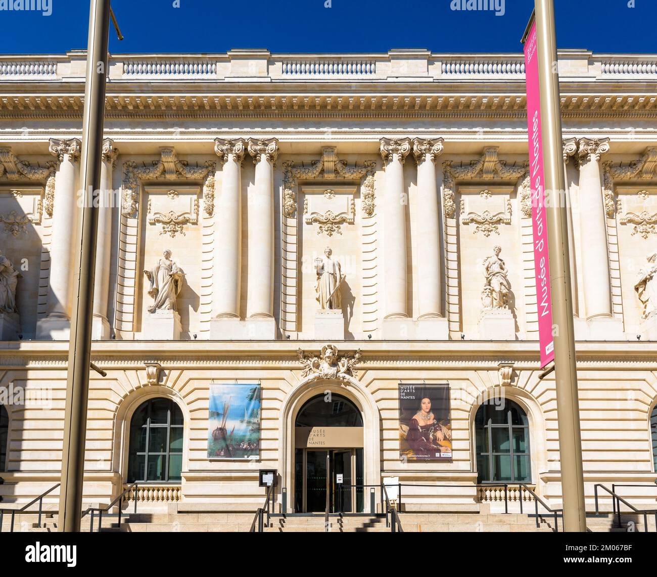 Vista ravvicinata della facciata del Museo di Belle Arti di Nantes, Francia, realizzata nel 1801 in stile Beaux-Arts dall'architetto francese Clément Josso. Foto Stock