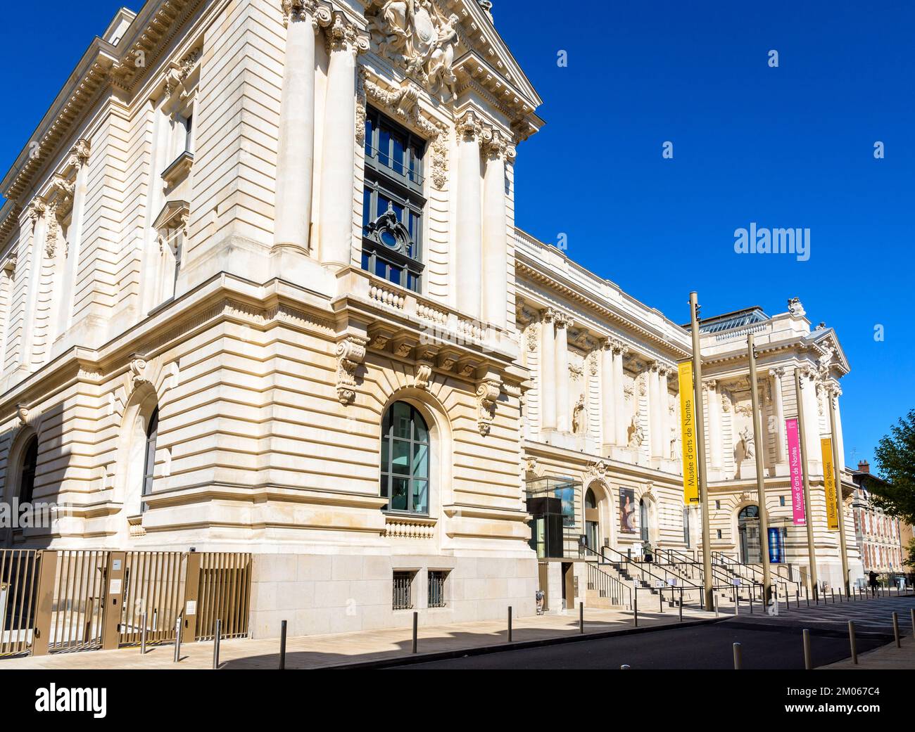 Vista generale della facciata del Museo di Belle Arti di Nantes, Francia, realizzato nel 1801 in stile Beaux-Arts dall'architetto francese Clément Josso. Foto Stock