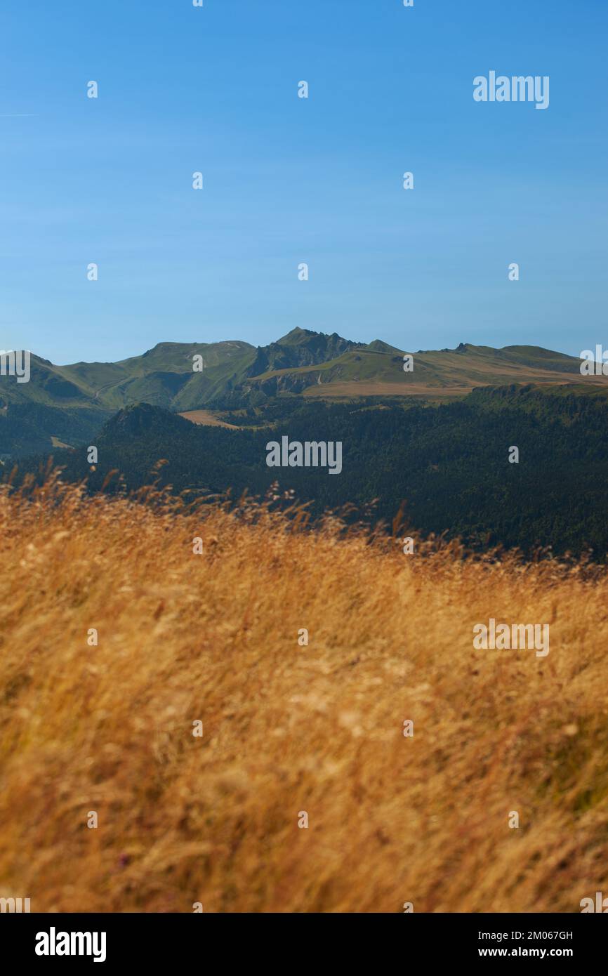 Le vette del Massiccio Centrale sono vulcaniche e molto antiche. Foto Stock