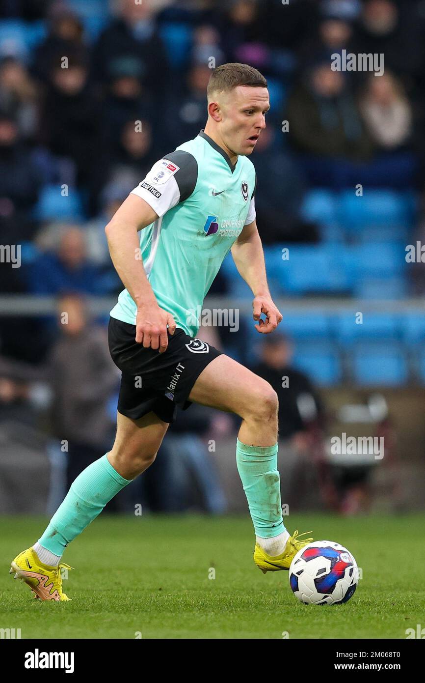 Colby Bishop of Portsmouth FC durante la partita della Sky Bet League 1 Wycombe Wanderers vs Portsmouth ad Adams Park, High Wycombe, Regno Unito, 4th dicembre 2022 (Photo by Nick Browning/News Images) Foto Stock