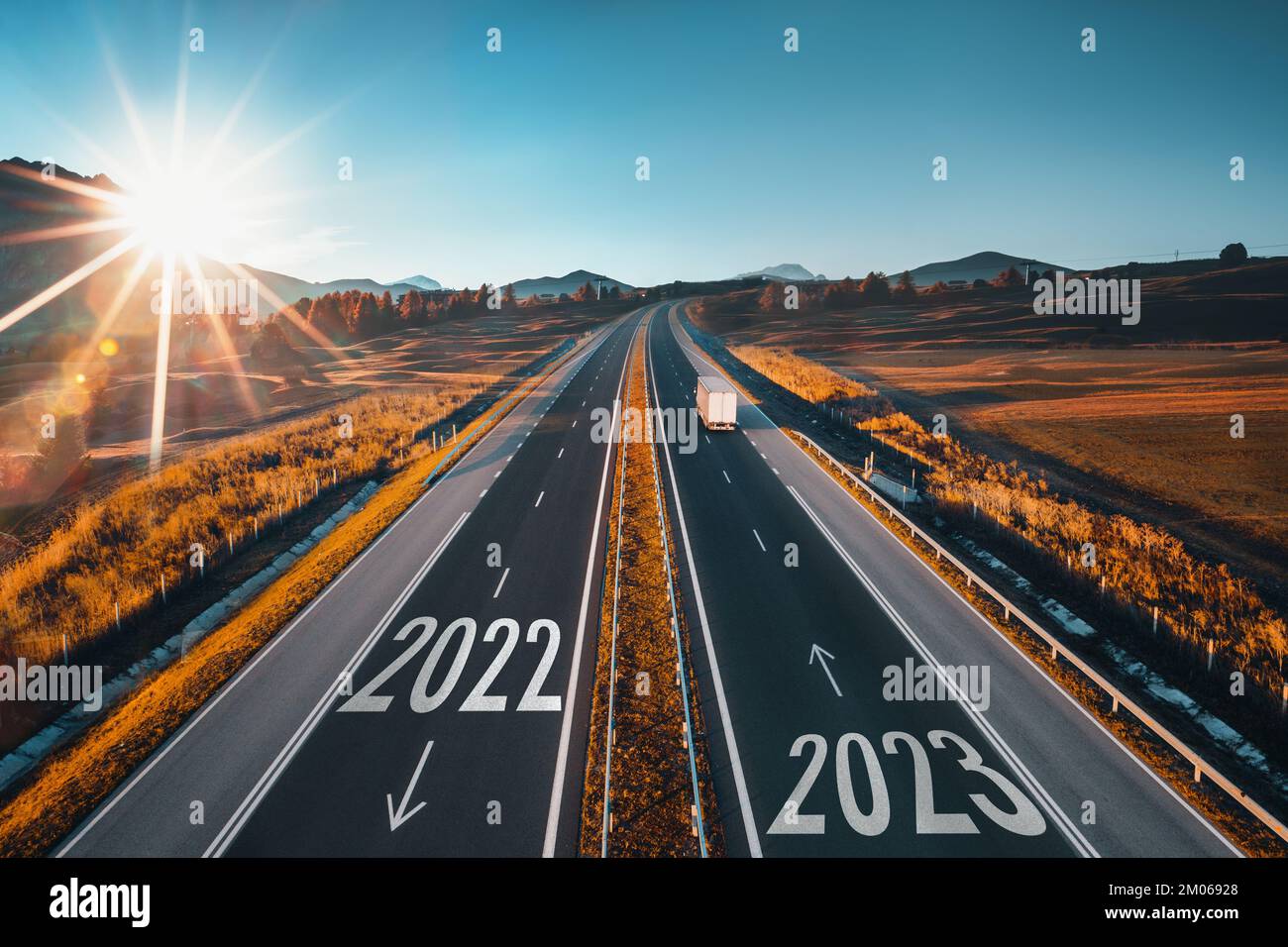 2023 buon anno testo sulla strada, il concetto per viaggio e la visione futura per iniziare con successo diritto, pianificazione e sfida o percorso di carriera Foto Stock