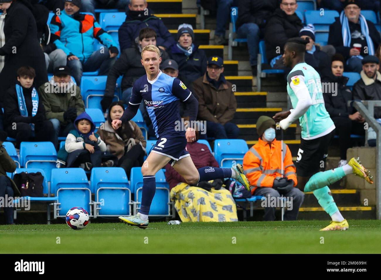 High Wycombe, Regno Unito. 04th Dec, 2022. Jack Grimmer di Wycombe Wanderers corre lungo il fianco destro durante la partita della Sky Bet League 1 Wycombe Wanderers vs Portsmouth ad Adams Park, High Wycombe, Regno Unito, 4th dicembre 2022 (Photo by Nick Browning/News Images) in High Wycombe, Regno Unito il 12/4/2022. (Foto di Nick Browning/News Images/Sipa USA) Credit: Sipa USA/Alamy Live News Foto Stock