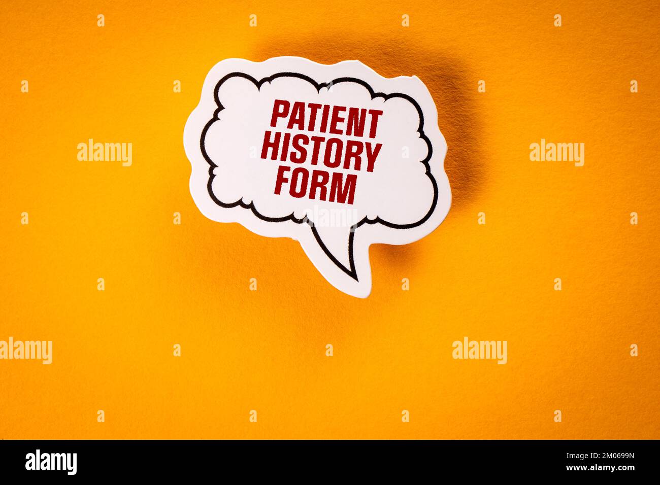 MODULO ANAMNESI PAZIENTE. Fumetto con testo su sfondo giallo. Foto Stock