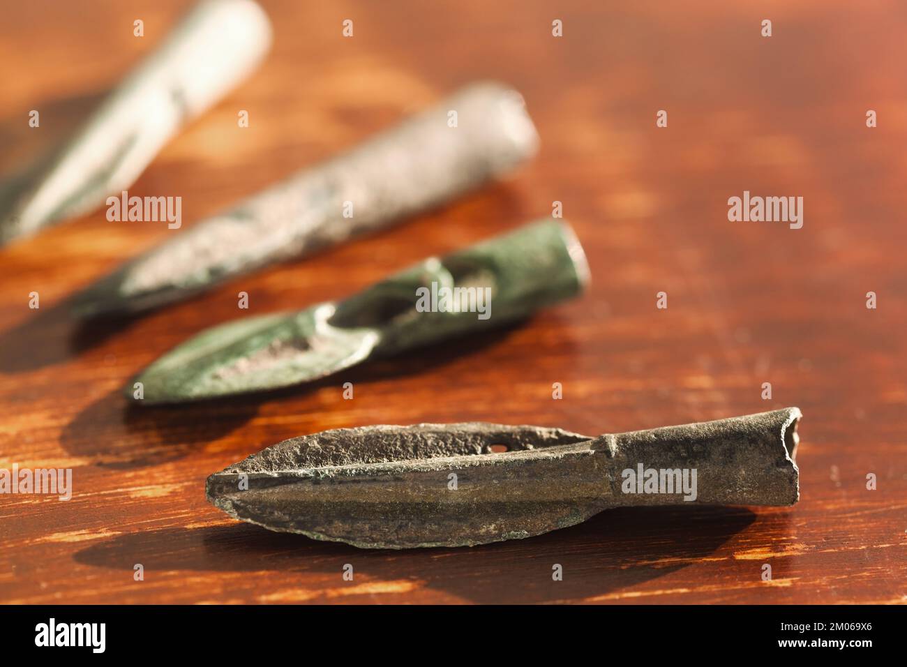 Antiche punte di freccia di bronzo Scithian. Armi antiche.Focus in primo piano. Foto Stock
