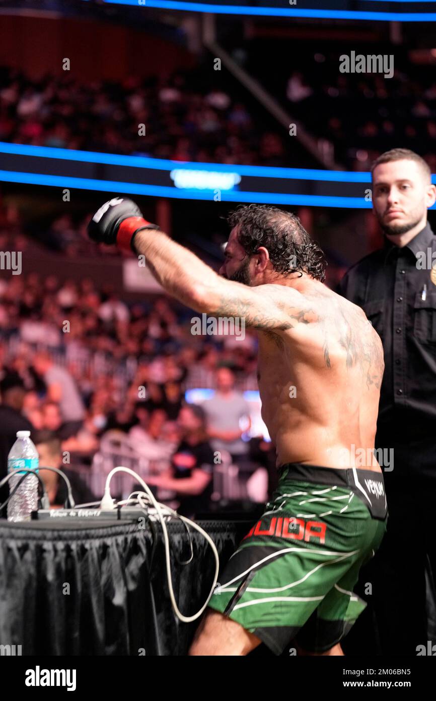 ORLANDO, FL, ORLANDO, FL, STATI UNITI. 3rd Dec, 2022. ORLANDO, FL - Dicembre 3: Clay Guida parata e si flette dopo il bout, Clay Guida all'Amway Center per UFC Orlando - Thompson vs Holland : Evevnt il 3 Dicembre 2022 a ORLANDO, FL, Stati Uniti. (Credit Image: © Louis Grasse/PX Imagens via ZUMA Press Wire) Foto Stock