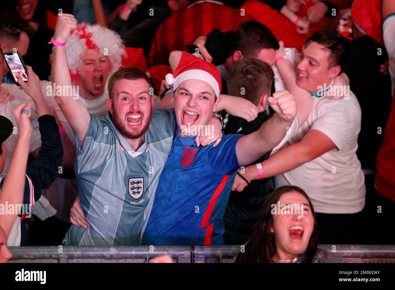 I fan inglesi festeggiano il loro secondo gol al BOXPARK Wembley di Londra e assistono alla proiezione della partita di sedici partite della Coppa del mondo FIFA 2022 tra Inghilterra e Senegal. Data immagine: Domenica 4 dicembre 2022. Foto Stock