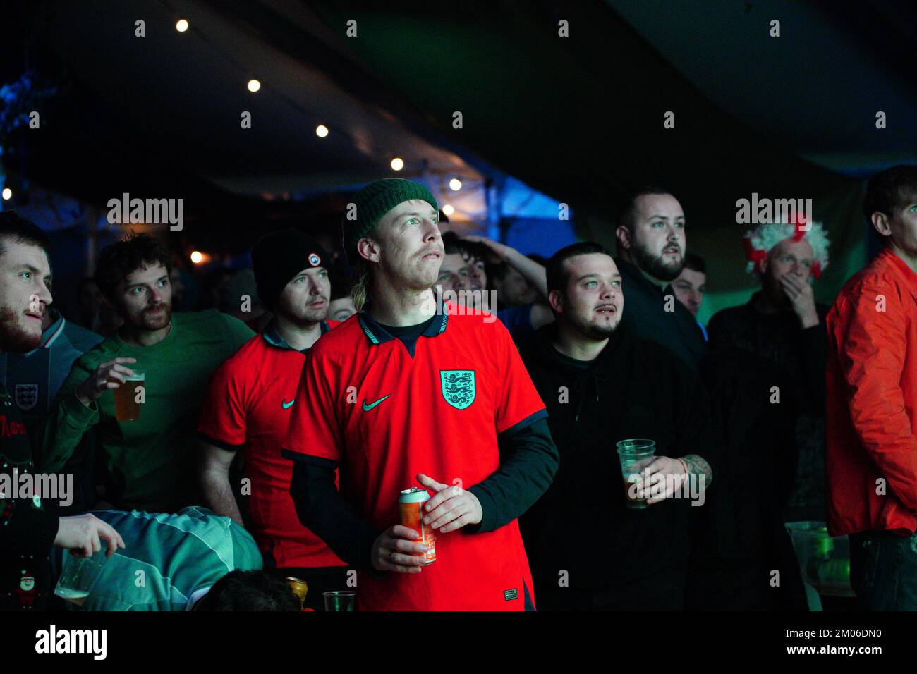 I fan reagiscono al Propyard di Bristol, mentre assistono alla proiezione della partita di sedici round della Coppa del mondo FIFA 2022 tra Inghilterra e Senegal. Data immagine: Domenica 4 dicembre 2022. Foto Stock