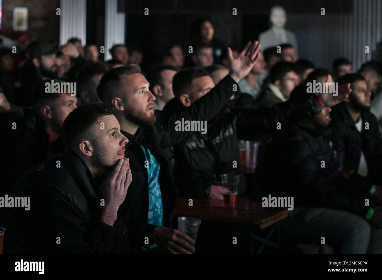 The Mill, Digbeth, Birmingham, 4 dicembre 2022 - i tifosi inglesi al 4TheFans fan Park di Birmingham, mentre l'Inghilterra gioca contro il Senegal nella Coppa del mondo FIFA 2022. Credito: Interrompi stampa Media/Alamy Live News Foto Stock