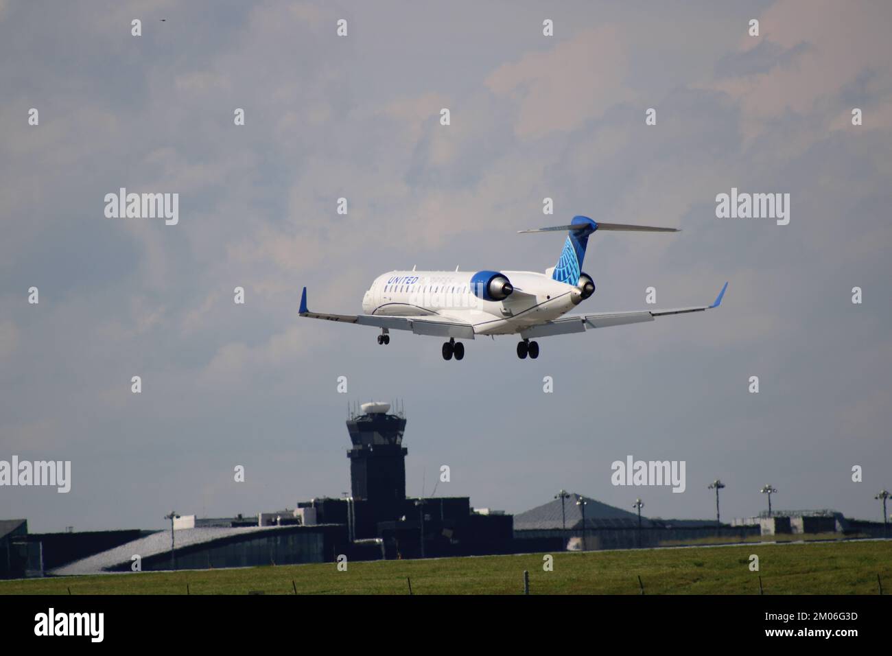 Atterraggio regionale della United Airlines all'aeroporto BWI di Baltimora Foto Stock