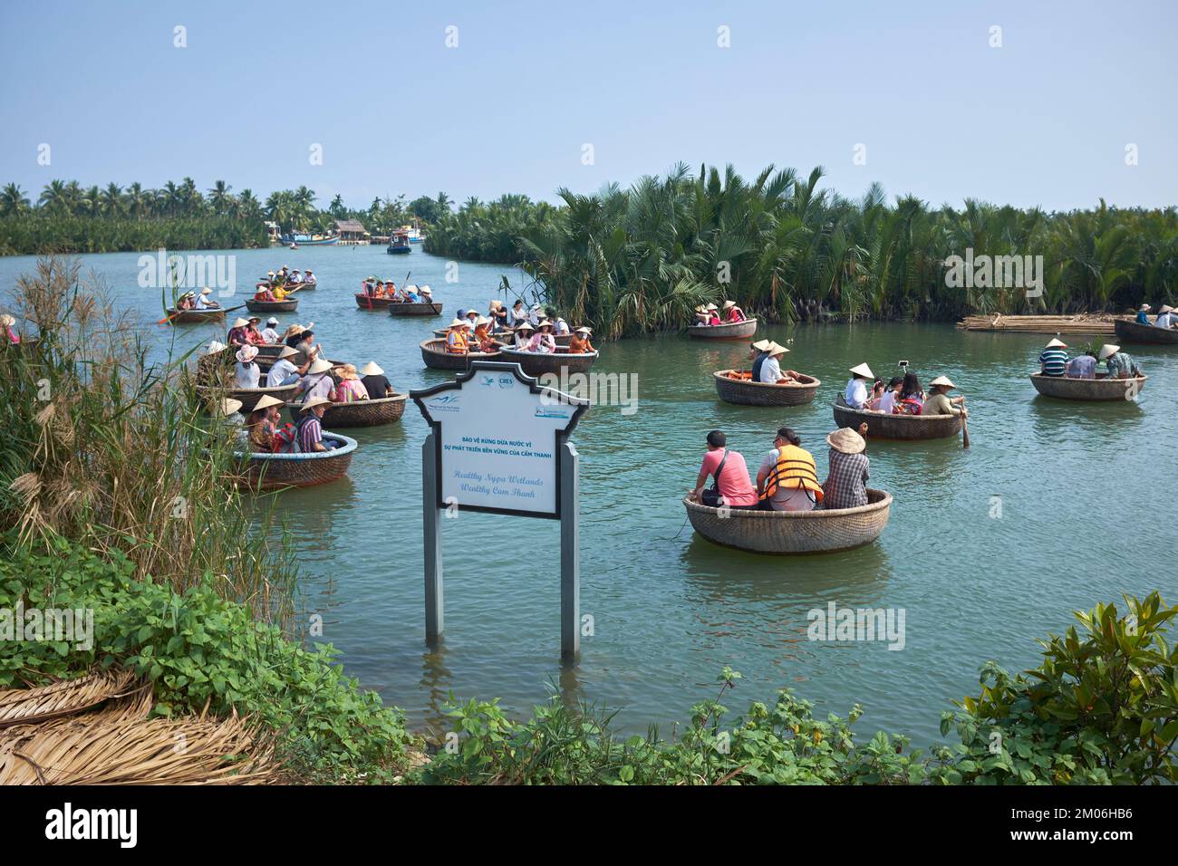 Tour in barca a basket nelle zone umide vicino a Hoi An Vietnam Foto Stock