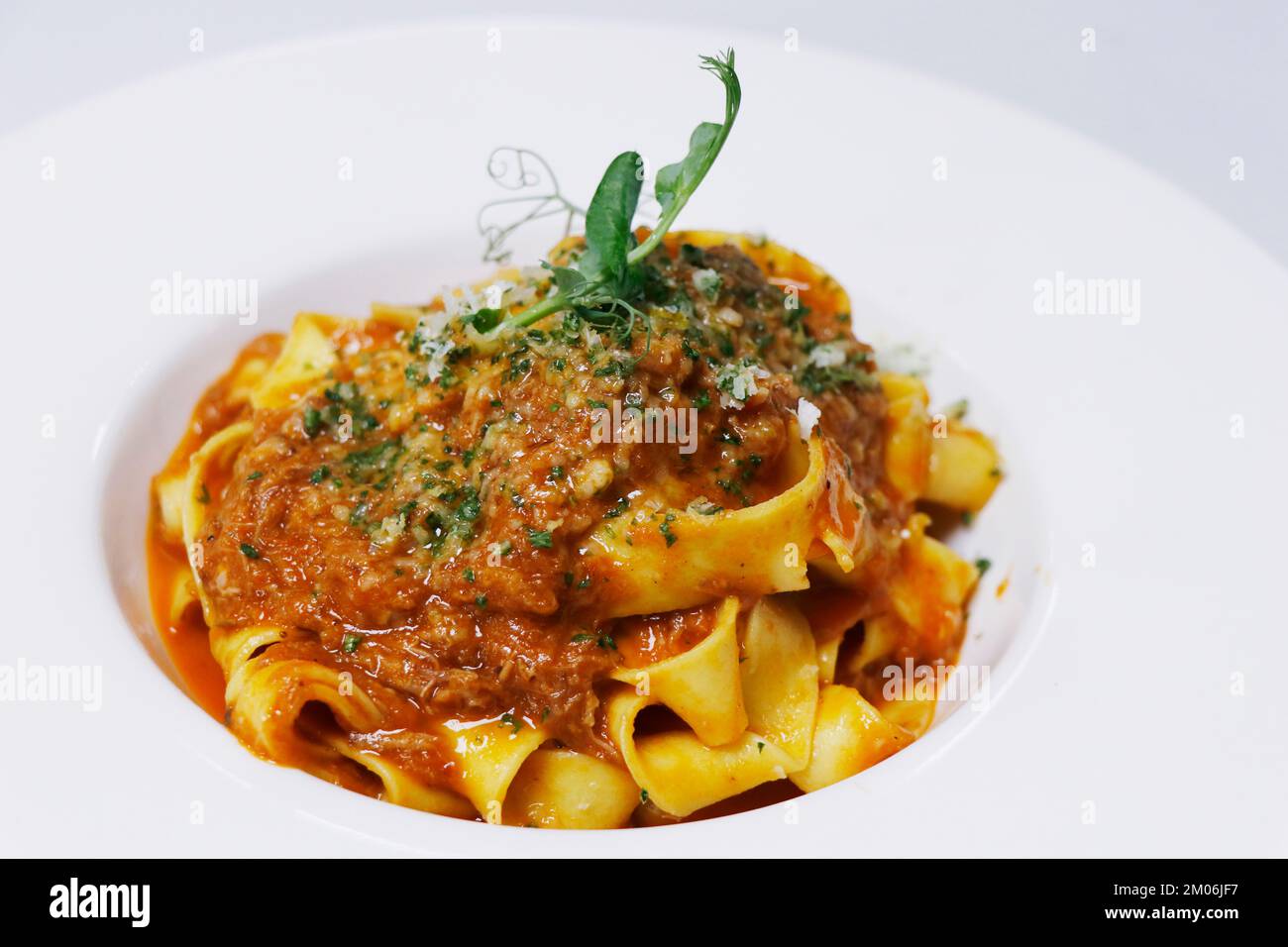 pasta italiana con ragù di manzo tritato noto come salsa bolognese nel piatto di servizio Foto Stock