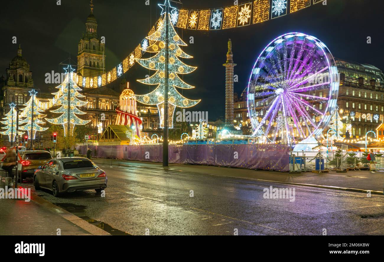 George Square, Glasgow, con le camere della città sulla sinistra. Immagine ripresa nel dicembre 2022. Foto Stock