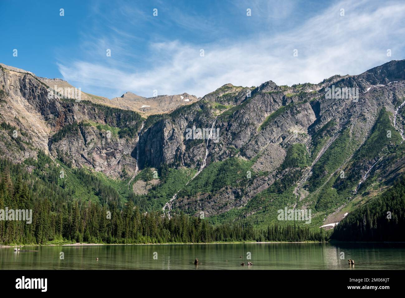 HDR Shoreline vista dal lago Avalanche nel Glacier National Park, MT, USA. Foto Stock