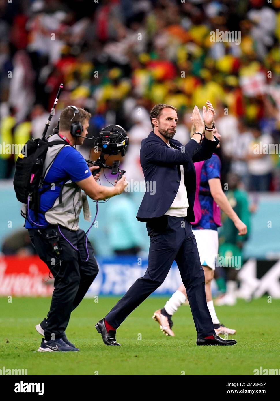 Il manager inglese Gareth Southgate applaude i tifosi alla fine della partita durante la Coppa del mondo FIFA Round of Sixteen match presso l'al-Bayt Stadium di al Khor, Qatar. Data immagine: Domenica 4 dicembre 2022. Foto Stock