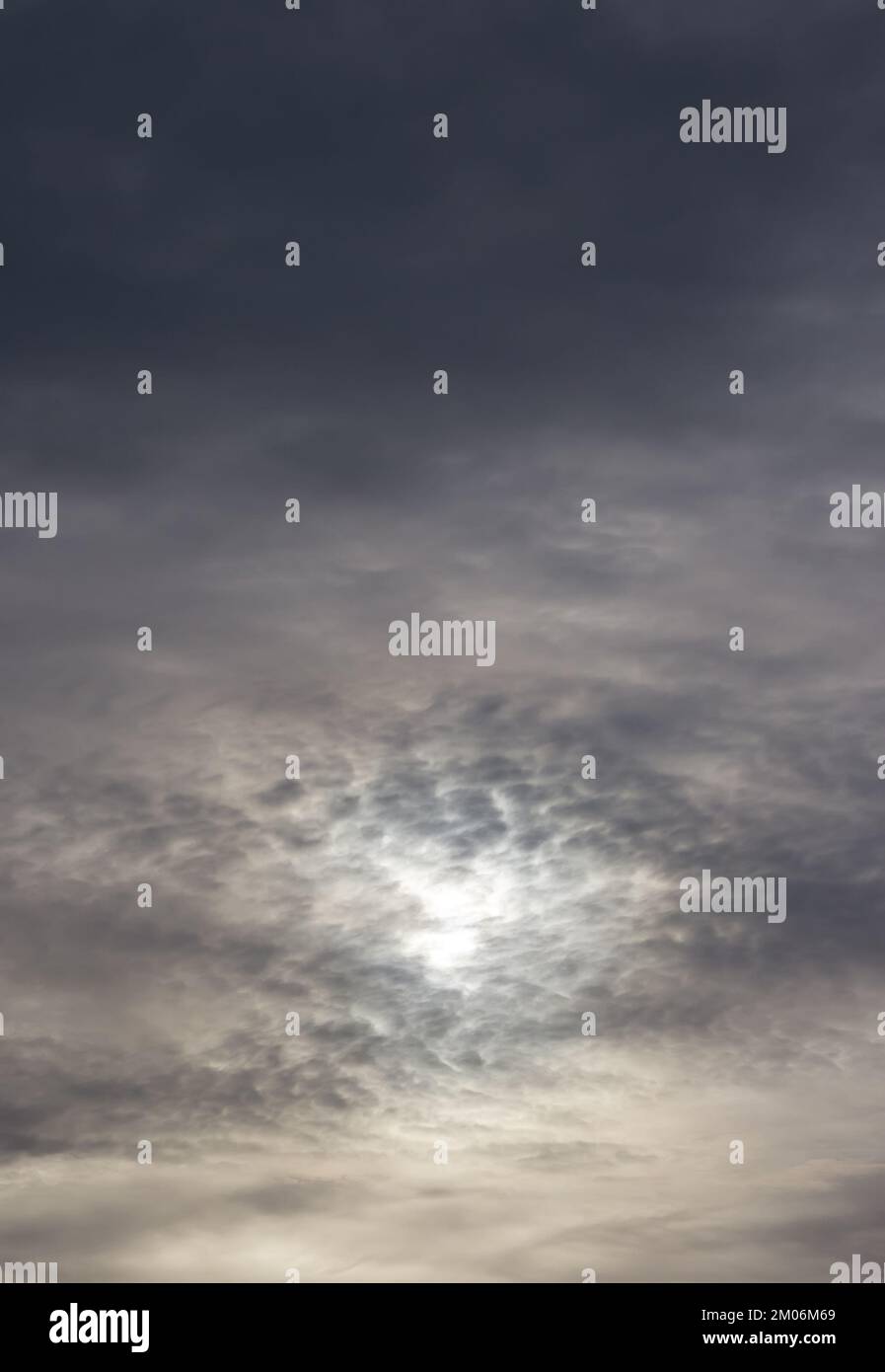 Foto di cielo coperto di sole attraverso nuvole temporose Foto Stock