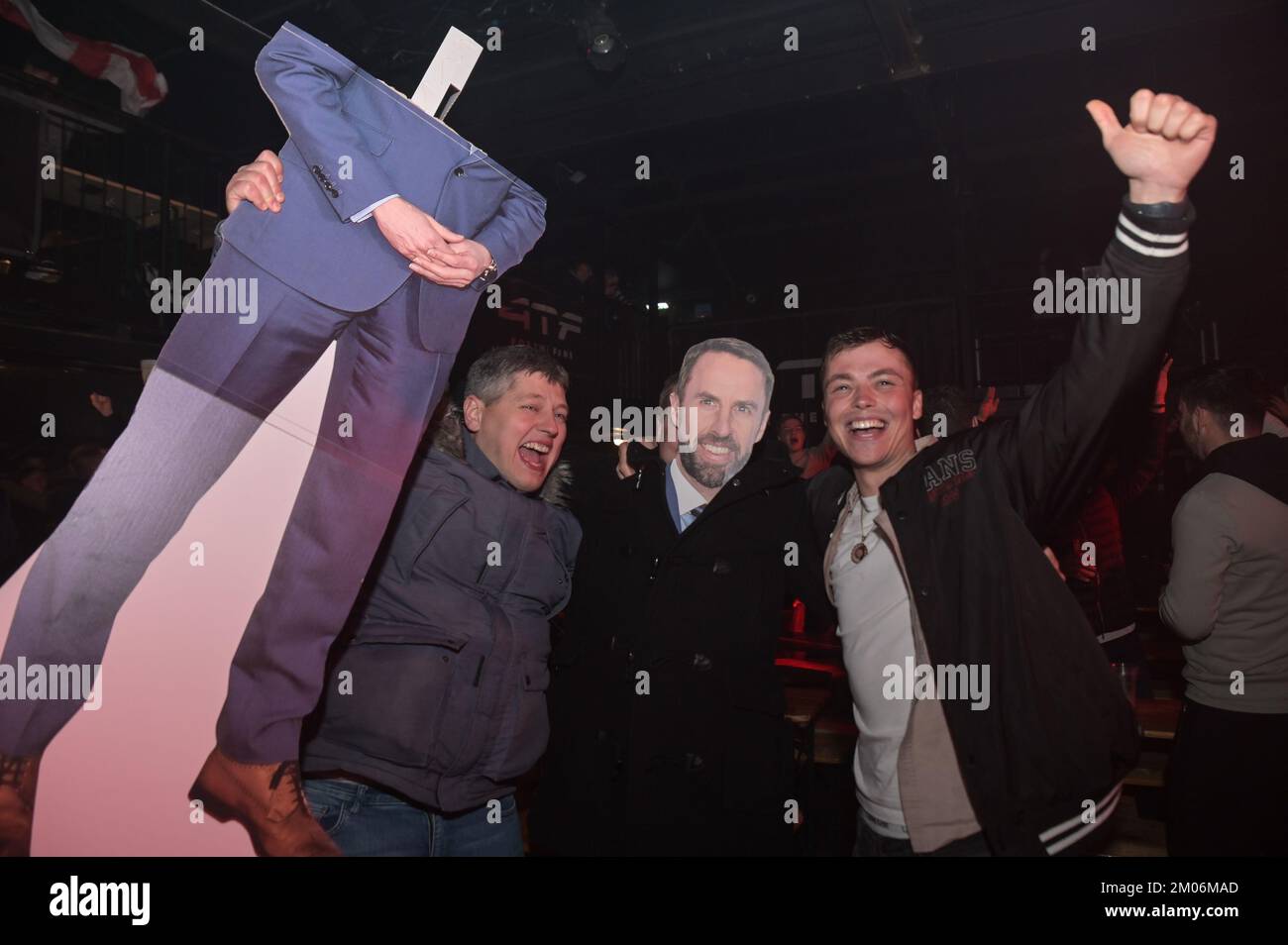 The Mill, Digbeth, Birmingham, 4 dicembre 2022 - i tifosi inglesi festeggiano al 4TheFans fan Park di Birmingham dopo la vittoria dell'Inghilterra contro il Senegal nella Coppa del mondo FIFA 2022. Credito: Interrompi stampa Media/Alamy Live News Foto Stock