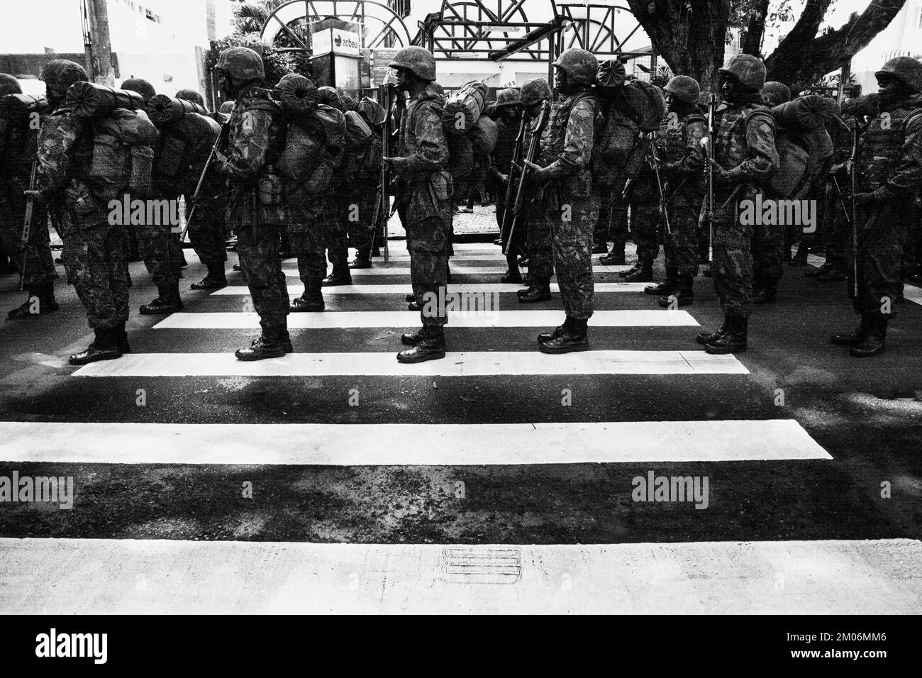 Salvador, Bahia, Brasile - 07 settembre 2016: Soldati dell'esercito brasiliano stanno in piedi al crosswalk in attesa della parata di indipendenza, nella città o Foto Stock