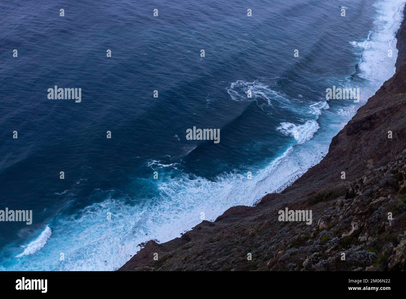 onde da surf sull'oceano con vista del tramonto dall'alto Foto Stock