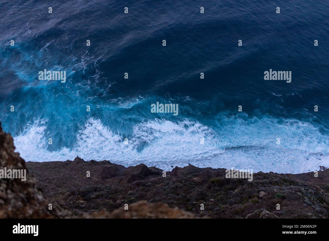 onde da surf sull'oceano con vista del tramonto dall'alto Foto Stock