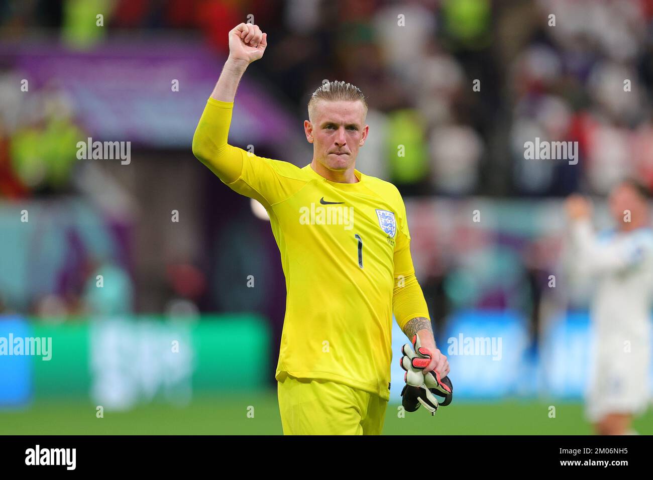 Jordan Pickford d'Inghilterra ringrazia i fan dopo aver sconfitto, Senegal. , . Partita di 16 tra Inghilterra e Senegal allo stadio al Bayt, al Khor, Qatar, il 4 dicembre 2022. Foto di Peter Dovgan. Solo per uso editoriale, licenza richiesta per uso commerciale. Non è utilizzabile nelle scommesse, nei giochi o nelle pubblicazioni di un singolo club/campionato/giocatore. Credit: UK Sports Pics Ltd/Alamy Live News Foto Stock